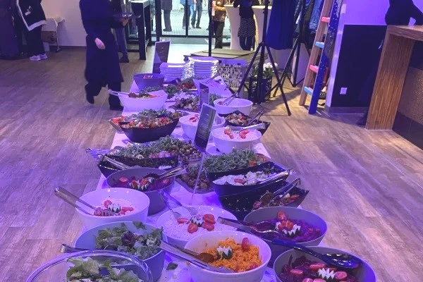 Ein bewegtes Vierteljahrhundert - 25 Jahre Liebenau Service Das Bild zeigt einen Buffett