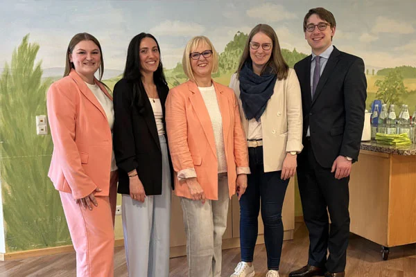 Ein Gruppenbild mit fünf Personen.