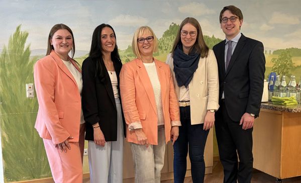 Ein Gruppenbild mit fünf Personen.