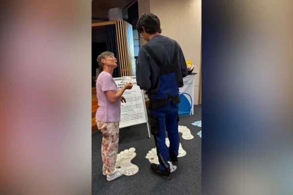 Nachhaltigkeitstag Eine Frau und ein Mann reden miteinander.
