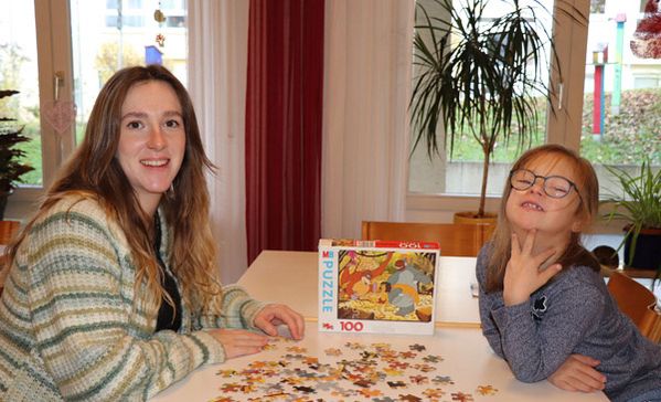 Irina Winder und die kleine Lajra beim Puzzeln.