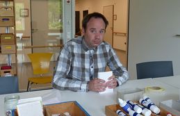 Am liebsten etikettiert Jörg Pohle die Gruß-Karten, die im Förder-Zentrum gemacht worden sind. Am liebsten etikettiert Jörg Pohle die Gruß-Karten, die im Förder-Zentrum gemacht worden sind.