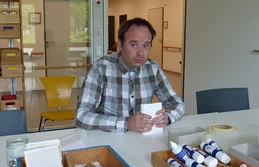 Am liebsten etikettiert Jörg Pohle die Gruß-Karten, die im Förder-Zentrum gemacht worden sind. Am liebsten etikettiert Jörg Pohle die Gruß-Karten, die im Förder-Zentrum gemacht worden sind.