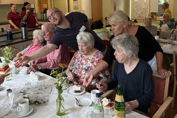 Jubiläum Bewohnerinnen am Tisch mit Kaffee und Kuchen.