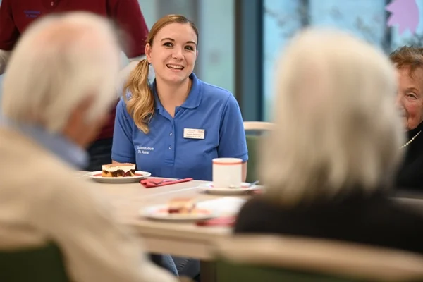 Service-Wohnen Tettnang Das Bild zeigt drei Personen an einem Tisch