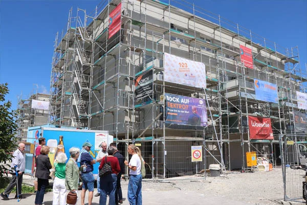 Pflegecampus Ein großes Gebäude mit Gerüst.