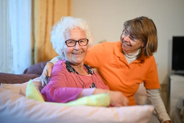 Das Bild zeigt zwei Frauen auf einem Sofa