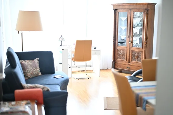 Wohnanlage Berg Das Bild zeigt ein möbliertes Zimmer