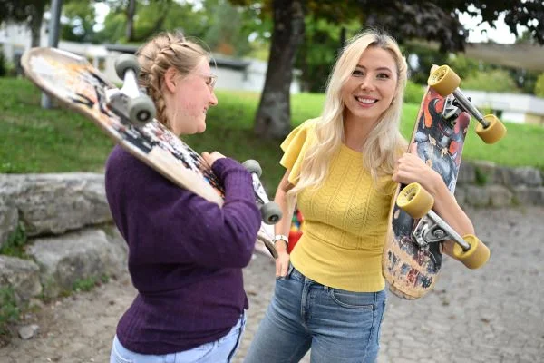 Auf dem Bild sieht man zwei frauen die sich unterhalten