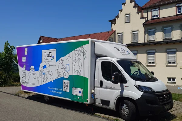 das bild zeigt der trudi-truck, der halt macht bei der sozialstation st. anna in mengen