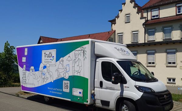 das bild zeigt der trudi-truck, der halt macht bei der sozialstation st. anna in mengen