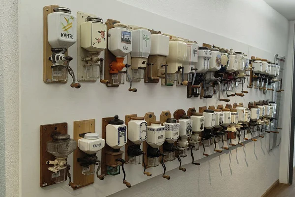 Kaffeemühlenmuseum Die Kaffeemühlen an der Wand im Museum.