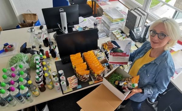 Das Bild zeigt Andrea Biberger beim Packen der Fitnesspakete