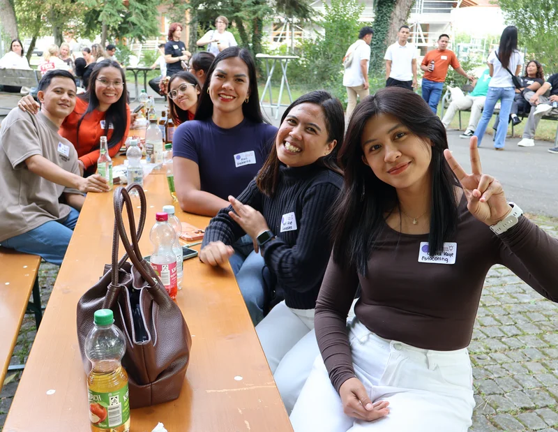 Einführungstag 2026 Gruppenfoto mehrerer Frauen an einem Biertisch. Alle lächeln in die Kamera.