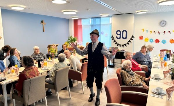 Das Bild zeigt Magnus Gehweiler auf seiner Geburtstagsparty mit Gästen