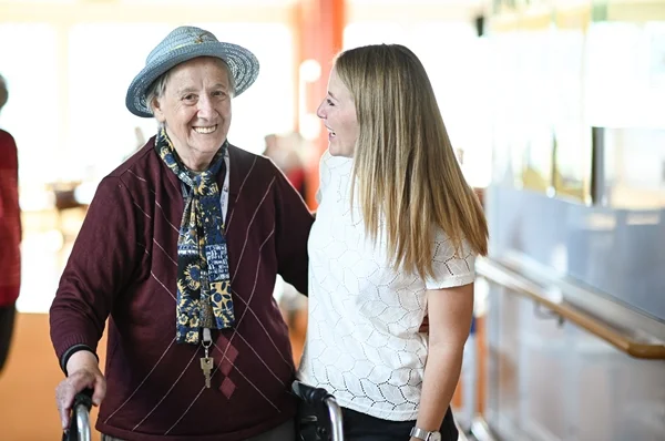 Das Bild zeigt eine junge und eine ältere Frau auf einem Gang