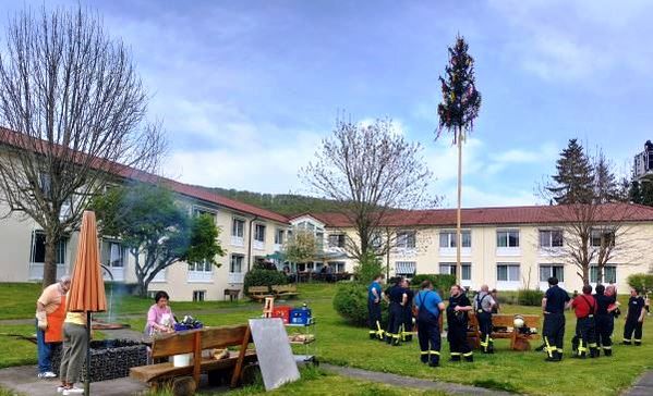 Eine Stärkung nach getaner Arbeit vom Grill: Die Freiwillige Feuerwehr Burladingen hatte sich das redlich verdient, nachdem der Maibaum vor dem Haus der Pflege St. Georg aufgestellt war. 