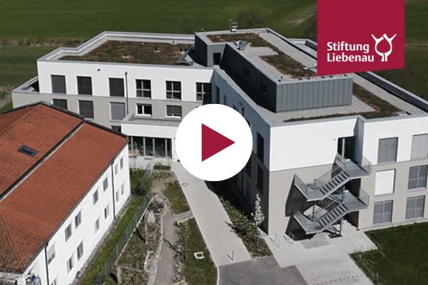 Eine Luftaufnahme von Liebenau mit einem Video-Playbutton.