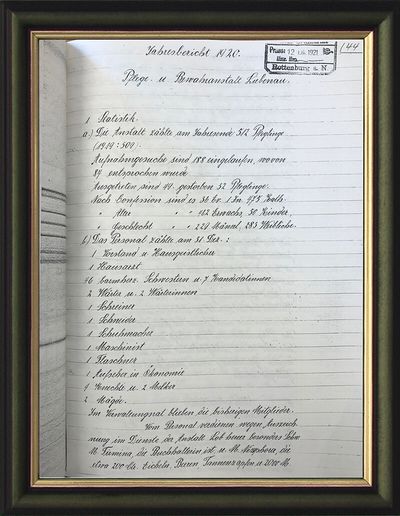 1920, 50. Jubiläum und düstere Vorahnung. Im Rahmen des Festaktes zum 50-jährigen Jubiläum der Stiftung geht Dr. Gotthilf Vöhringer in einem Vortrag auf die in Europa immer stärker geführte Diskussion um Euthanasie ein und warnt vor den Gefahren. Die Gäste zeigen sich schockiert, halten solche Überlegungen aber für reine Theorie. Dass schon zwanzig Jahre später unter den Nationalsozialisten die gezielte Tötung von Menschen mit geistigen Behinderungen grausame Realität und Liebenau selbst davon betroffen sein wird, ahnt zu diesem Zeitpunkt noch niemand. Das Bild zeigt den handschriftlichen (!) Jahresbericht im 50. Jahr des Bestehens.