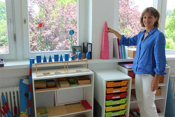 das bild zeigt die montessori-lehrerin hirschle-müller vor dem lernmaterial