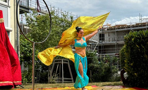 Sommerfest Das Foto zeigt eine Zirkustänzerin.