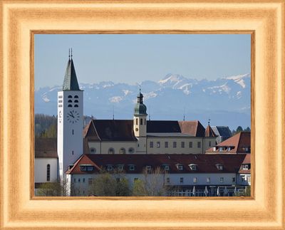 2006 bis 2009, Auseinandersetzung um den rechtlichen Status der Stiftung. Seit dem Jahr 2000 gibt es Unstimmigkeiten zwischen der Diözese Rottenburg-Stuttgart und dem Land Baden-Württemberg bezüglich der zukünftigen Ausrichtung der Stiftung Liebenau. Sie führen 2006 zu einer gerichtlichen Auseinandersetzung über den rechtlichen Status der Stiftung. Der Verwaltungsgerichtshof Mannheim bestätigt 2009 den seit 1978 geltenden Status der Stiftung Liebenau als eine kirchliche Stiftung privaten Rechts. Diözese und Stiftung finden nach dieser Auseinandersetzung wieder zu einem konstruktiven Miteinander. Das Bild zeigt den Aufsichtsratsvorsitzenden Dr. Joachim Senn mit dem Bischof der Diözese Stuttgart Rottenburg Dr. Gebhard Fürst und dem Vorstand der Stiftung Liebenau, Dr. Berthold Broll, Prälat Michael H. F. Brock und Dr. Markus Nachbaur.