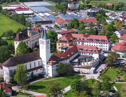 Das Bild zeigt eine Luftaufnahme des Geländes der Stiftung Liebenau in Meckenbeuren