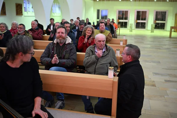 Gedenkfeier Das Foto zeigt, wie Florian Müller vom Pastoralen Dienst der Stiftung Liebenau den 92-jährigen Bewohner Johann Rieg interviewt.