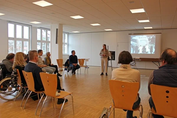 Susanne Droste-Gräff erklärte den Hintergrund vom Projekt. Sie ist auch Ansprech-Partnerin für die Teilnehmenden. Susanne Droste-Gräff erklärte den Hintergrund vom Projekt. Sie ist auch Ansprech-Partnerin für die Teilnehmenden.