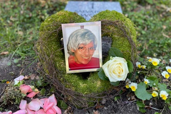 Das Foto zeigt das Grab mit einem Herz aus Moos.