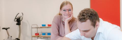 Das Bild zeigt einen Frau und einen Mann an einem Tisch