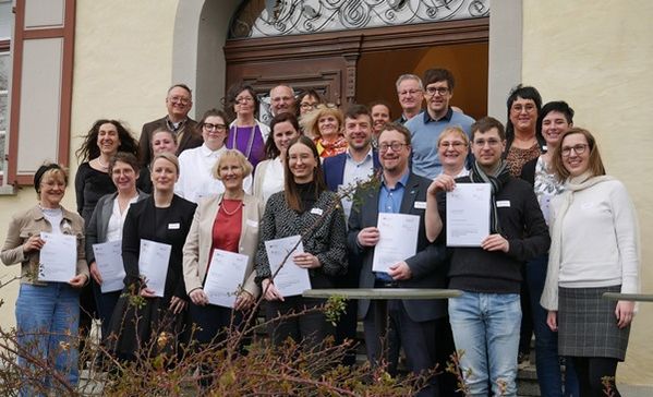 Die Absolventinnen und Absolventen freuen sich über den erfolgreichen Abschluss der Weiterbildung „Sozialräumlich unterwegs zur Inklusion – Qualifikation für Dienstleistungs- und Netzwerkmanagement“.