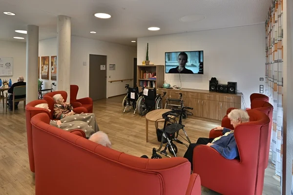 Das Bild zeigt Personen in einem Aufentshaltsraum