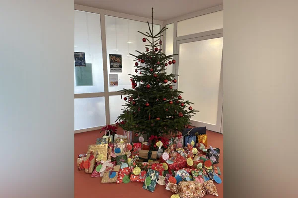 Wunschbaum Das Bild zeigt einen Weihnachtsbaum mit vielen Geschenken.