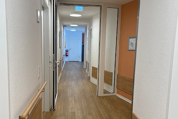 Das Bild zeigt einen Flur mit Zimmertüren