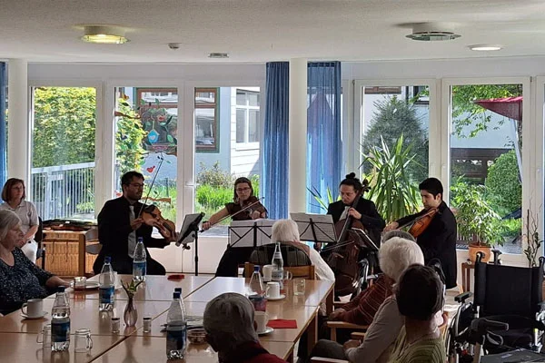 Streichquartett im Aufenthaltsraum Haus der Pflege St. Leonhard