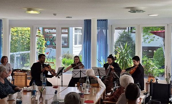 Streichquartett im Aufenthaltsraum Haus der Pflege St. Leonhard