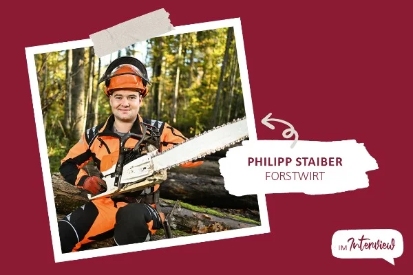 Das Bild zeigt einen jungen Mann der mit einer Kettensäge auf einem Baumstamm sitzt. Er hat orangene Schutzkleidung an.