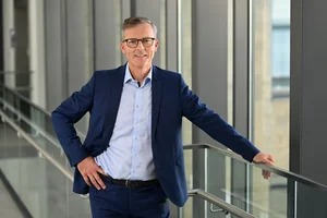 Dr. Markus Nachbaur Das Bild zeigt Dr. Markus Nachbaur der an einer Treppe lehnt