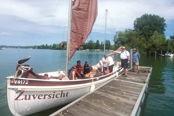 Das Bild zeigt ein Segelboot das im Wasser schwimmt