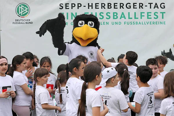 Klaus-Kinkel-Pokal Viele Kinder beim Fußballevent und das Maskottchen.
