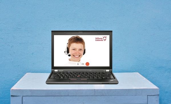 Das Bild zeigt ein digital erzeugtes Bild mit Laptop auf einem Tisch