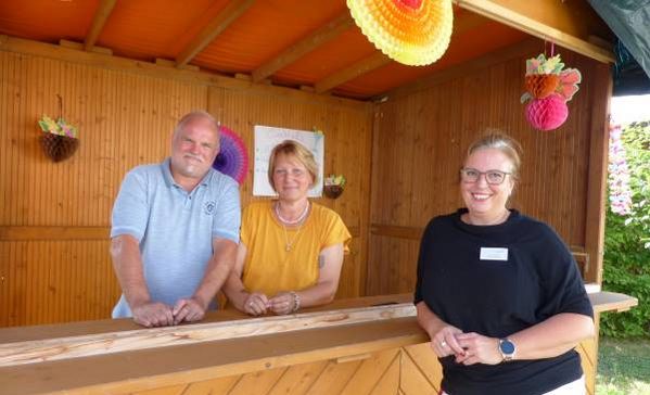 Einrichtungsleiterin Yvonne Denzler (rechts) ist stolz auf „ihre“ ehrenamtlichen Helferinnen und Helfer, wie Nicole Müller und Ralf Schmid.