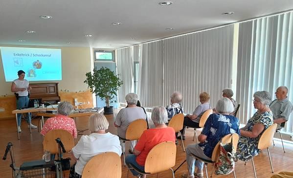 Rund 30 Interessierte sind zum Vortrag von Nadine Gölz gekommen, um sich über die Betrugsmaschen, wie den Enkeltrick, zu informieren. 