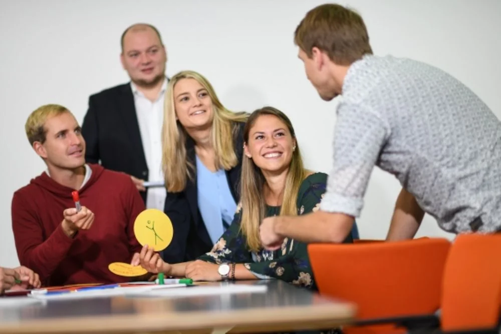 Das Foto zeigt einige Mitarbeitende in einer Weiterbildung.