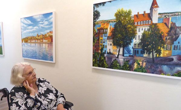 Gemälde Eine Frau betrachtet ein Gemälde.