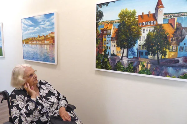 Eine Frau betrachtet ein Gemälde.