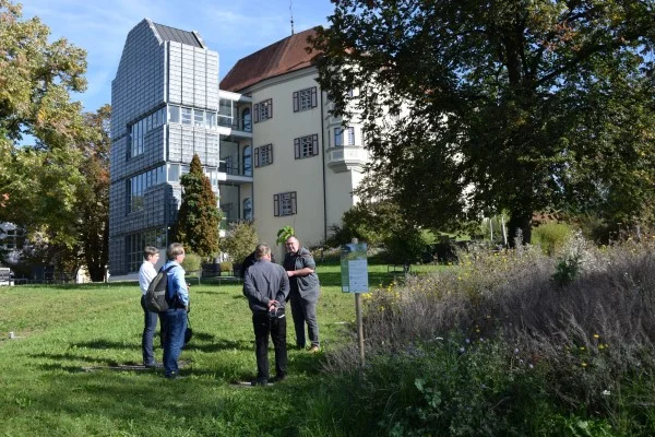 Projekt "Zunkunftsgrün" Das Bild zeigt Projektbeteiligte auf einer Wiese vor dem Schloss Liebenau