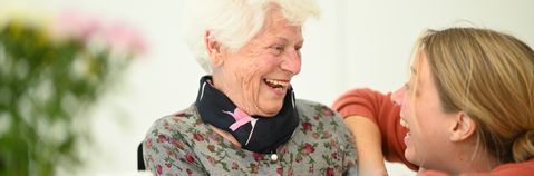 Das Bild zeigt zwei lachende Frauen und verlinkt zum Lebensraum Oberteuringen