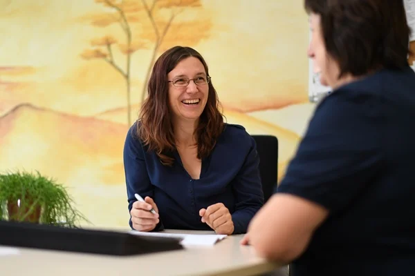 Das Bild zeigt ein Beratungsgespräch zwischen zwei Frauen